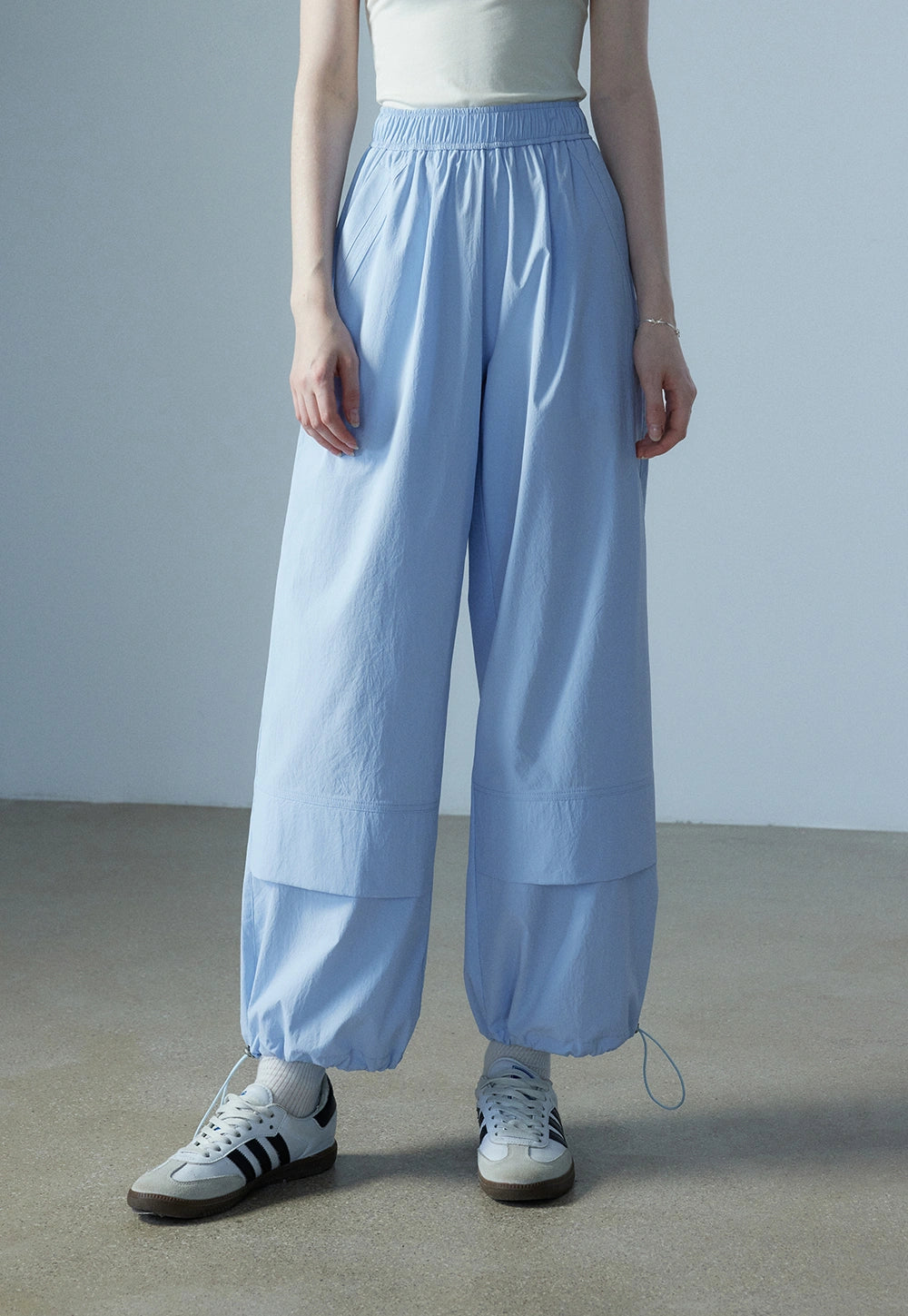 Pantaloni da donna con orlo con coulisse a gamba larga