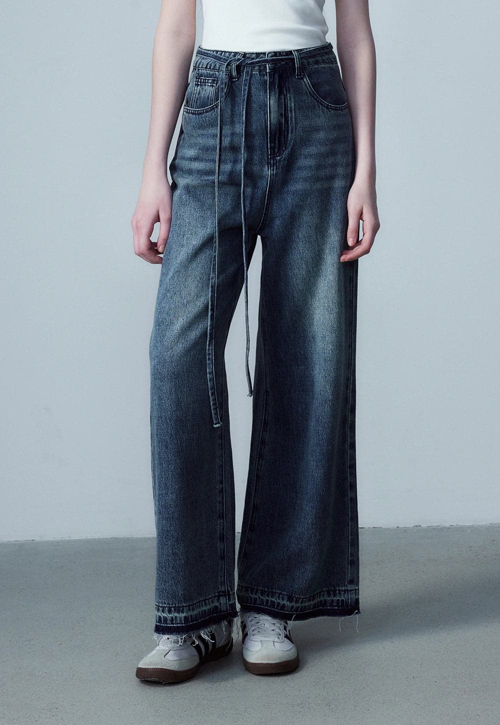 Pantalon en denim à jambe large et noué sur le devant pour femme