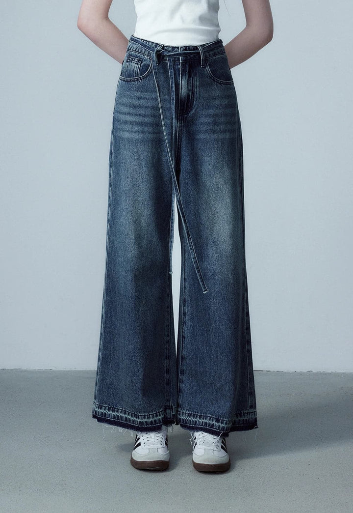 Pantaloni in denim a gamba larga con allacciatura sul davanti da donna