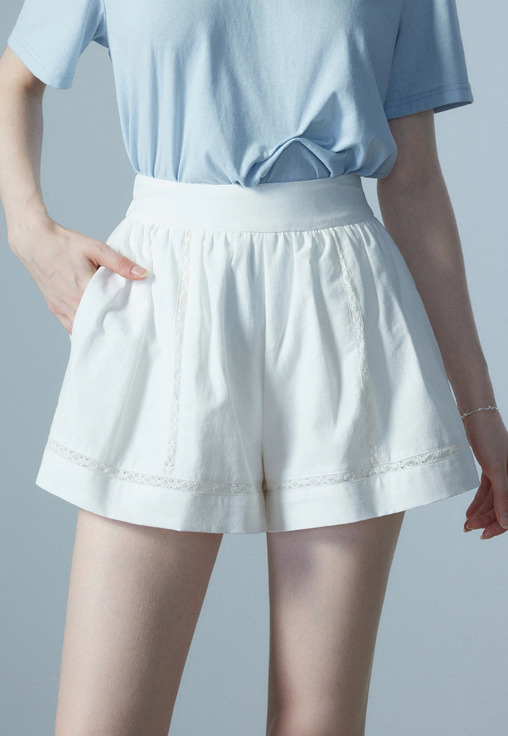 Damen-Shorts mit plissiertem Spitzendetail