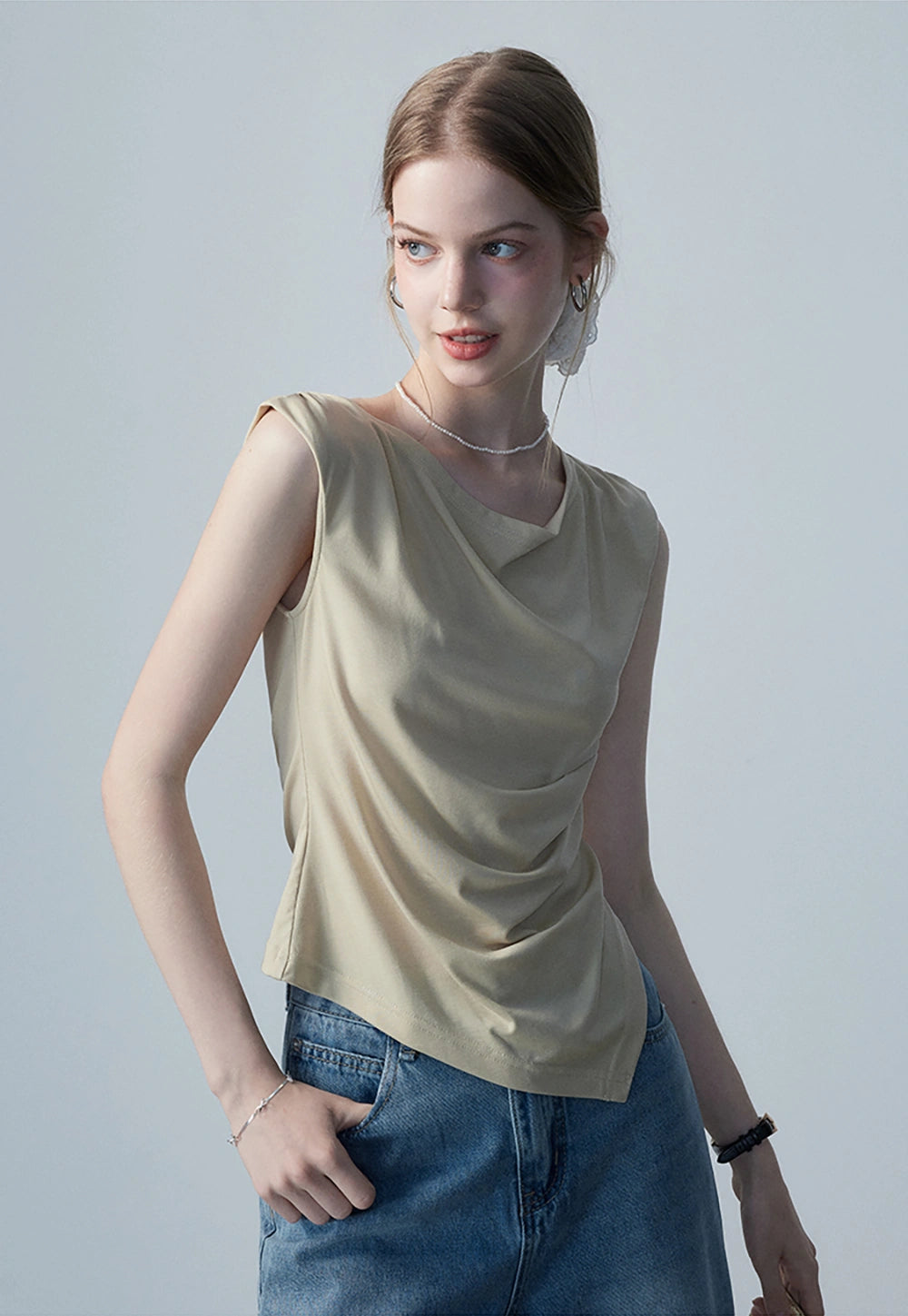 Top asimmetrico drappeggiato da donna