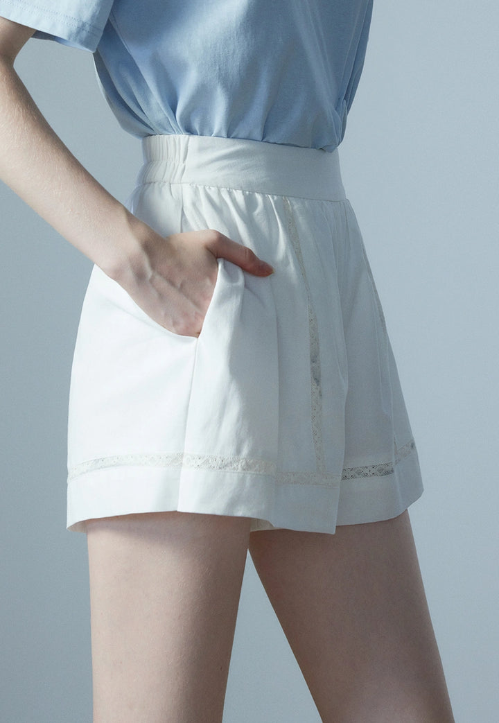 Damen-Shorts mit plissiertem Spitzendetail