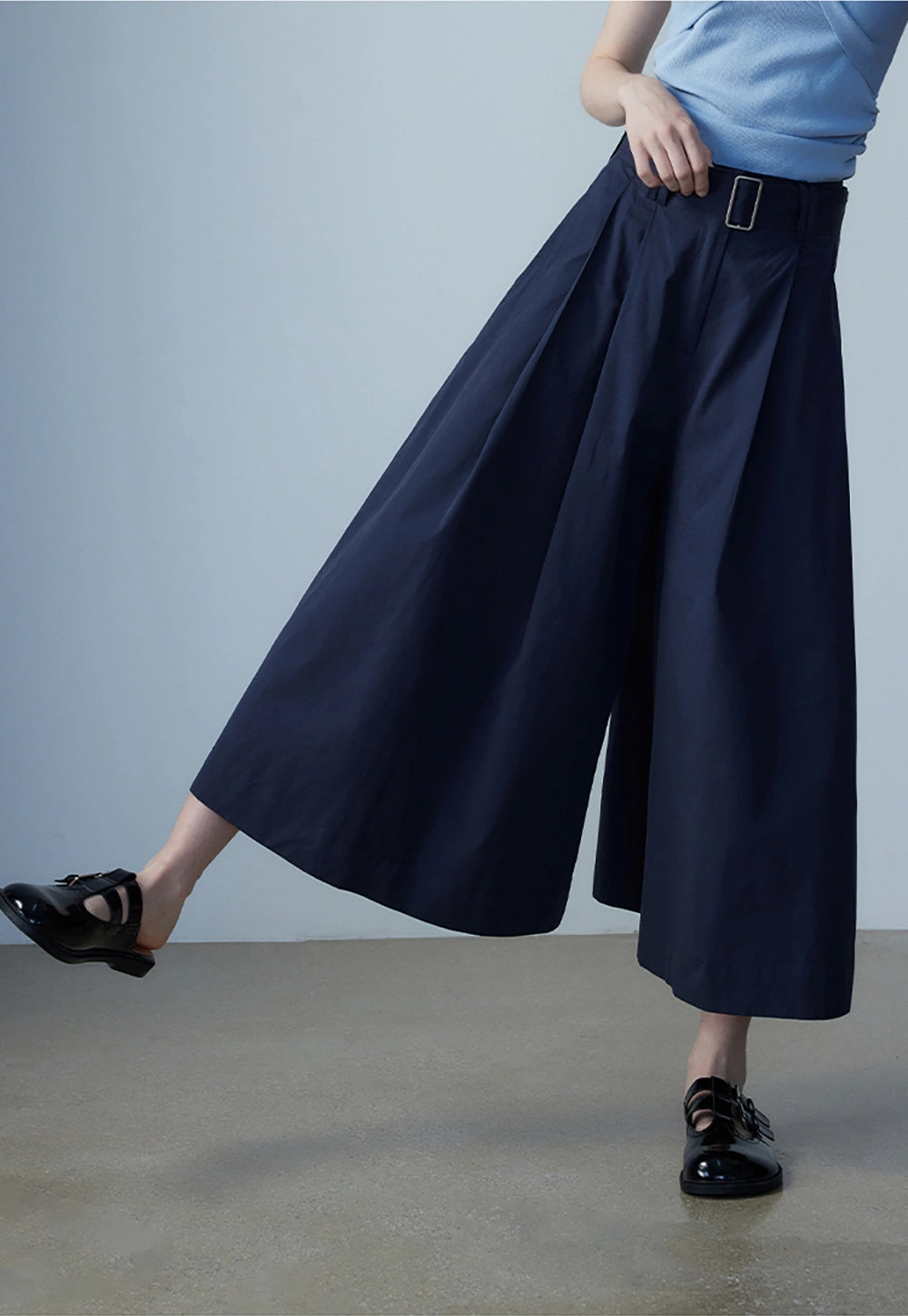 Pantaloni culotte pieghettati con cintura da donna