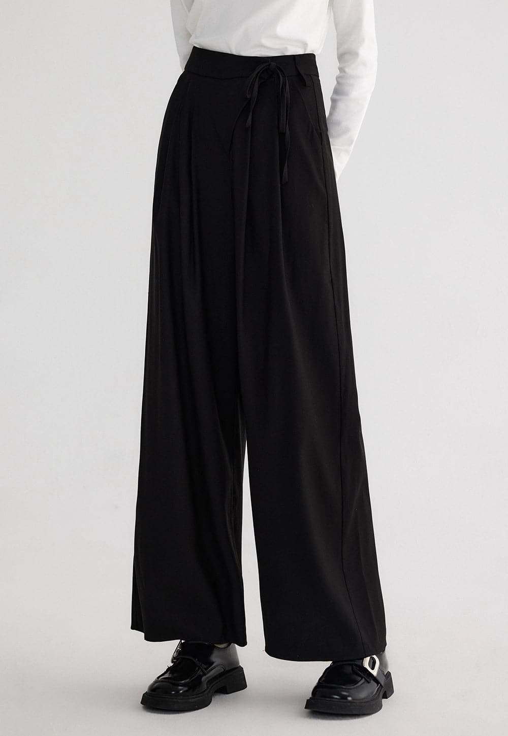 Elegant High Waist Wide-Leg Black Pants with Belt Detail - Stylish Design