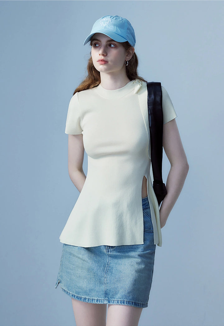 Top in maglia da donna con spacco laterale e fiocco con nodo