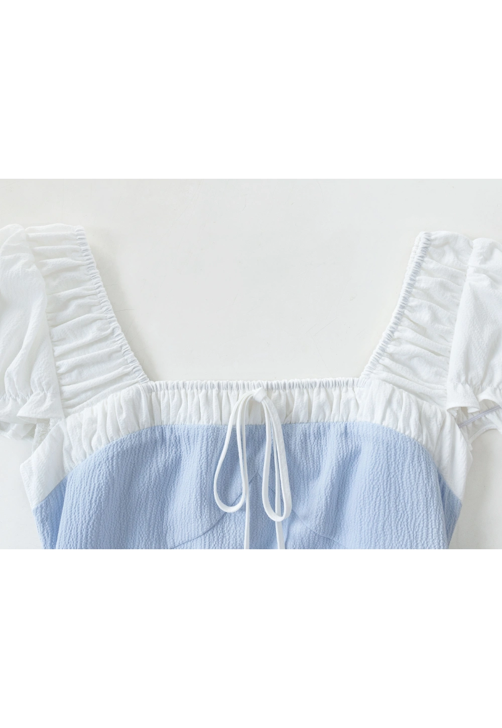 Abito midi con maniche a sbuffo da donna in blu e bianco