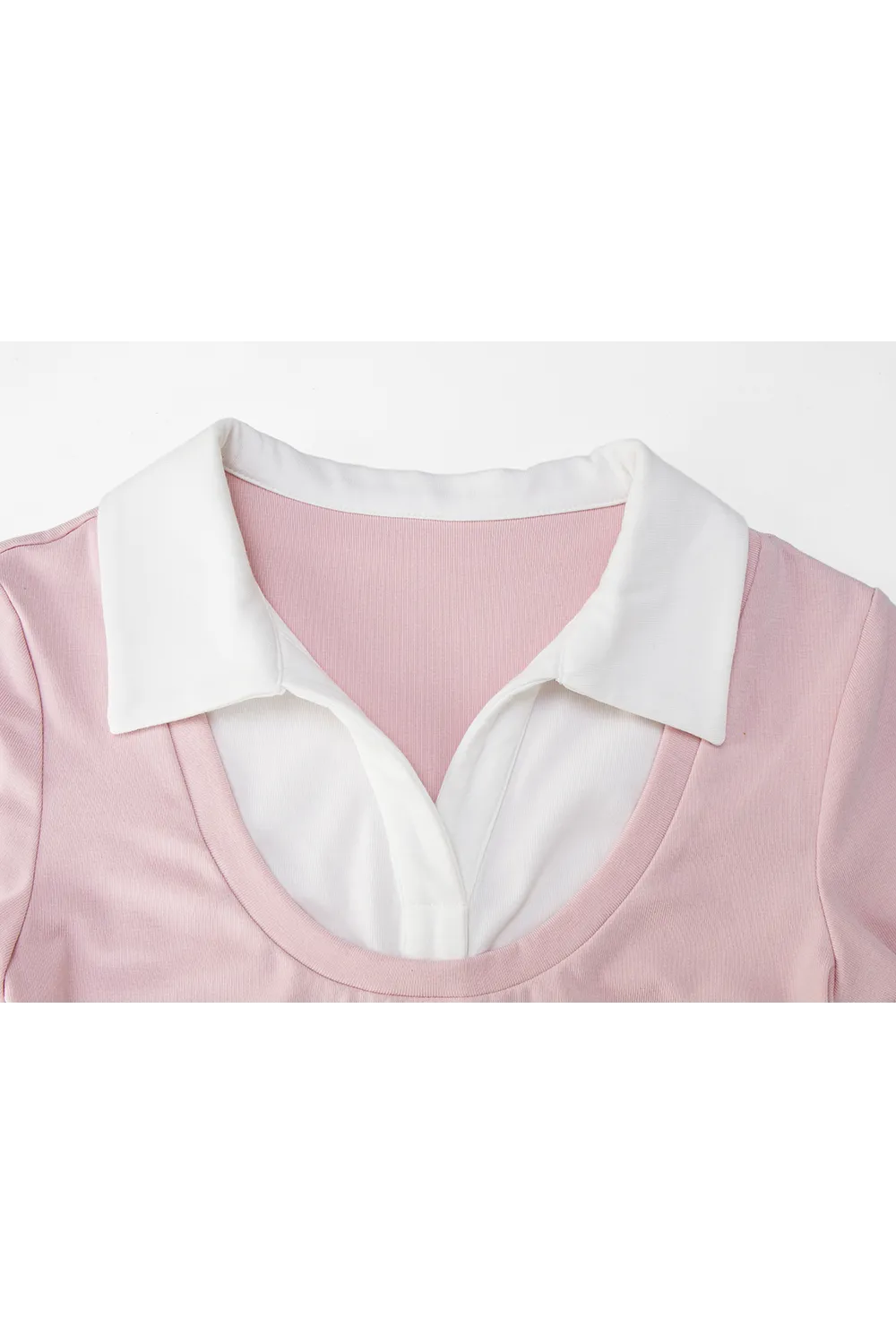 Blusa elegante de manga corta con cuello y detalle de solapa en contraste