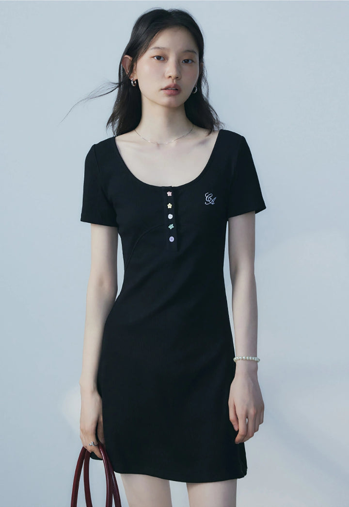 Kurzärmliges Henley-Kleid für Damen mit dekorativen Knöpfen