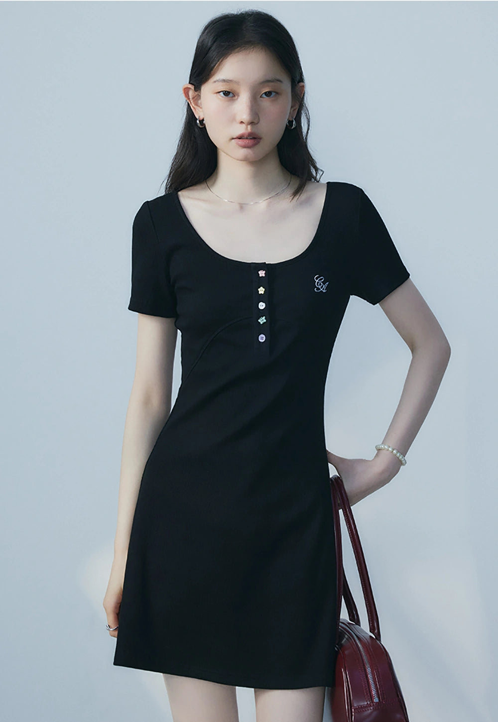 Kurzärmliges Henley-Kleid für Damen mit dekorativen Knöpfen