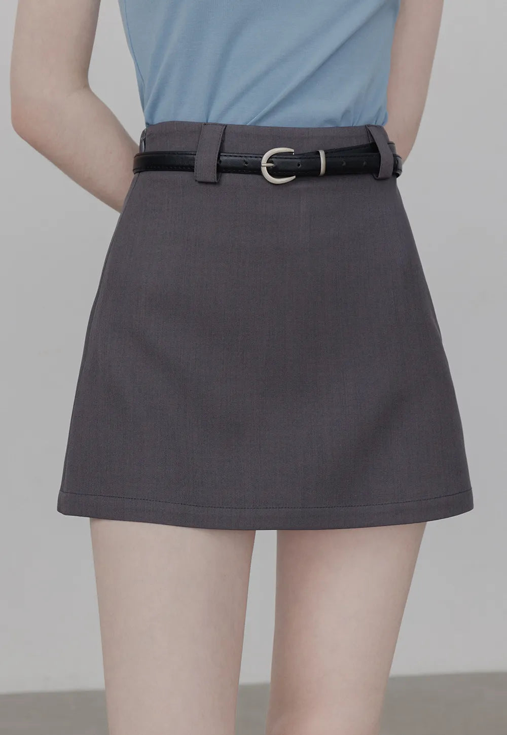 Mini-jupe classique ceinturée pour femmes