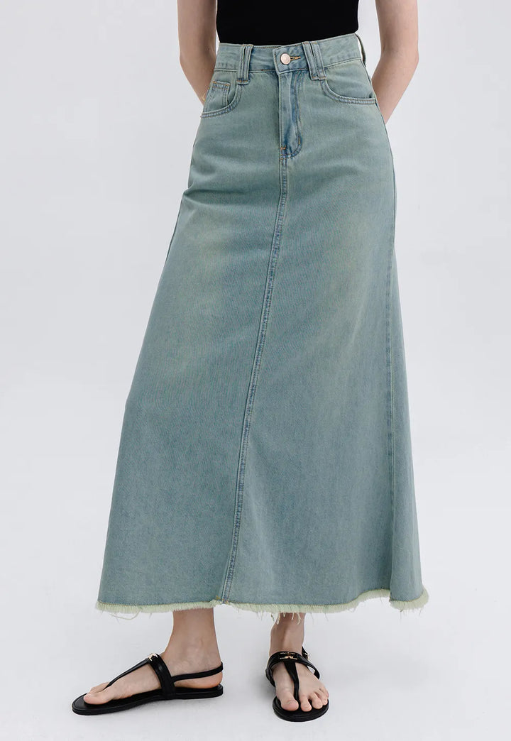 Trendy Denim Midi Skirt with Frayed Hem