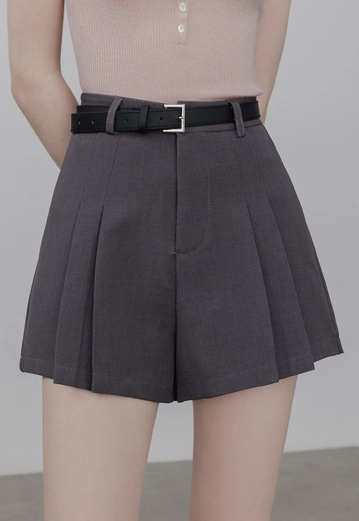 Short plissé taille haute pour femme avec ceinture contrastée